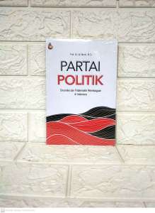 PARTAI POLITIK Dinamika dan Problematik Pelembagaan di Indonesia     Prof. Dr. Lili Romli M.Si.     INTRANS PUBLISHING PREMIUM AJ-PLT FAKULTAS ILMU SOSIAL DAN ILMU POLITIK Universitas Nasional TAHUN 2022