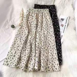 กระโปรงเอวสูงขนาดเล็กสำหรับฤดูใบไม้ผลิและฤดูร้อนกระโปรงทรงเอลายดอกไม้แนวย้อนยุคกระโปรงนักเรียนแบบบางใส่ได้ทุกโอกาส