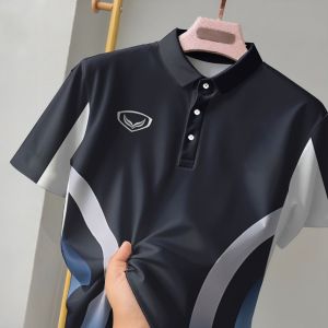 [จัดส่งภายใน 1-3 วัน]เสื้อโปโลผู้ชาย EGO เสื้อโปโลผู้ชายพิมพ์ลายทันสมัยเสื้อโปโลกอล์ฟลำลองเสื้อแขนสั้นนุ่มสบายระบายอากาศได้