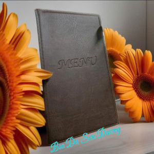 Bìa da menu A4 nhỡ 15x30cm ép chìm màu nâu loại 10 lá cho nhà hàng khách sạn