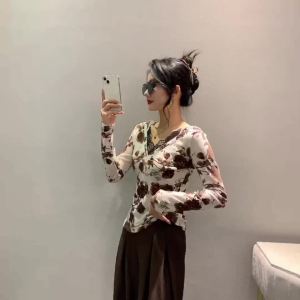 Ammin 2024 Áo thun cotton tay áo dài in hoa thời trang cổ chữ V thêu khâu Ren Mùa Xuân/Mùa Hè Áo Blouse thanh lịch ngoại cỡ cổ điển phiên bản Hàn Quốc cho nữ