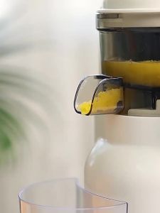 ที่คั้นน้ำผลไม้ขนาดเล็กพกพาสำหรับใช้ในบ้าน Pink Bunny แยกกากน้ำผลไม้ ที่คั้นน้ำผลไม้ไฟฟ้าขนาดเล็ก SBL-1702F ถอดล้างได้