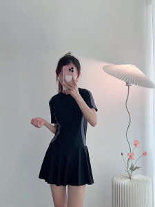 RUNVEX วันพีชว่ายน้ำญิง แห้งเร็ว ชุดว่ายน้ําวันพีช ใหม่ ชุดดำน้ำหญิง กันuv มีบรา กระโปรงกีฬาชายหาด เสื้อว่ายน้ำแขนสั้น กีฬากลางแจ้ง