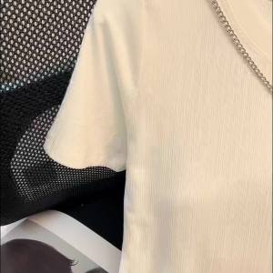 Ammin เสื้อเบลาส์แขนลำลองขาสั้นสีขาวเรียบง่ายสำหรับผู้หญิงเสื้อยืดผ้าฝ้ายมีตัวอักษรโลหะทรงกลมแบบสั้นฤดูร้อน2024