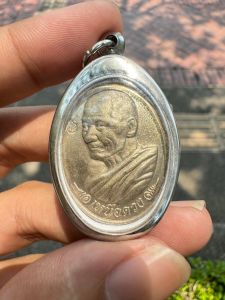 เหรียญเหนือดวง หลวงปู่ศิลา ศิริจันทโร เหรียญสีเงิน ผิวสวย งานเลี่ยมกรอบอย่างดี