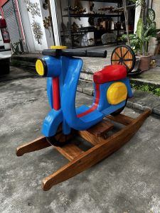 ม้าโยก  รถโยก เวสป้าจำลอง วินเทจ ไม้จามจุรี 2 สีสดสวย ยาว100xกว้าง 36xสูง70cm ม้าโยกไม้ ม้าโยกเยก  โมเดลเมอเตอร์ไซ สำหรับเด็ก ของเล่นเด็ก