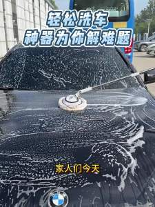 The flexible extendable car wash mop won’t damage the car’s paint. It’s a durable car cleaning brush and mop perfect for washing your car