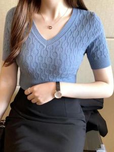 Women’s Korean Solid Color V- Neck Casual Slim Knitted Short Sleeve Crop T-Shirt. Women Tops韩国纯色V领休闲修身针织短袖裁剪T恤