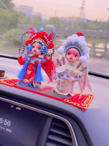 中国风汽车香水摆件Q版京剧脸谱人偶办公家居绢人工艺品国潮礼品Perhiasan minyak wangi kereta gaya Cina versi Q versi Peking Opera muka puppets pejabat rumah sutera kraftangan hadiah air pasang negara