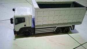Miliniatur Truk Dump Hino: Model dan Aksesoris