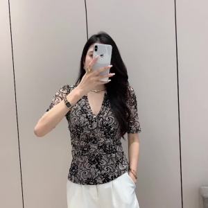 《720》REHIN เสื้อผู้หญิง ฤดูร้อน แฟชั่นใหม่ พิมพ์ลาย คอวี ผ้าตาข่ายจีบ ประดับเพชร เสื้อแขนสั้นลายดอกไม้ เสื้อเบลาส์หรูหรา