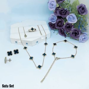 Set Perhiasan Titanium Bunga Hitam Gerigi Koran Style