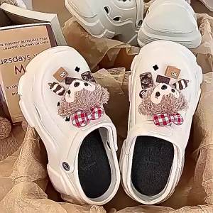 [Free Shipping] Cute Cartoon Clogs for Women Summer 2026 New Model Non-Slip Height-Increasing Beach High-Heel Closed-Toe Slippers for Outdoor Wear