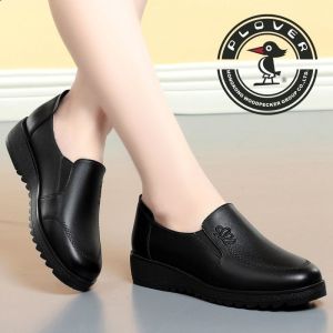 [Free Shipping] Plus-Size Soft Leather Comfortable WomenS Shoes With Soft Soles Suitable For Middle-Aged And Elderly Women Featuring A Non-Slip Flat Design