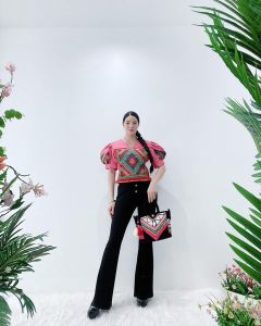 เสื้อคอวีผ้าใยกัญชง แขนพองทรงเจ้าหญิง งานไทดำ ซิปข้าง อัดซับกาว ทรงสวย