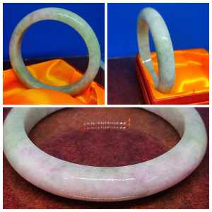 保证正品色泽均匀饱满精美品相天然緬甸老坑翡翠绿中带紫(稀有优质品种手镯)冰糯種玉手鐲(宽1cm*外径7.5cm*内径6 cm*55gram Gram)-(握/穿着有冰凉的感觉)-Warranty An Original Natural Burma Green Jade Bangle