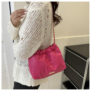 กระเป๋าสะพายข้าทรงช้อปปิ้ง กระเป๋าสะพายข้าง ใช้งานเเบบเเหวกออก งานหนังลายตารางปิดเเบบกระดุมปิด