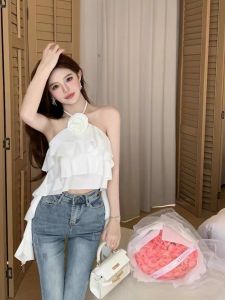 60136 เสื้อเกาะอกมีสายผูกคอ และเข็มกลัดรูปดอกกุหลาบ ก็เพราะเธอปลูกดอกไม้ในหัวใจ สม๊อคหลังเป็นยางยืด (สินค้าพร้อมส่ง)