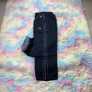 กางเกงผ้าร่มผ้าเนื้อดีมีซับใน กันเหงื่อกระเป๋าเป็นซิปสามารถเปิดเป็นแถบด้านข้างหรือถ้าไม่ชอบปิดแถบได้ ขายดีมากจนแพคไม่ทัน