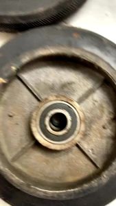 Banh xe lõi gang cao su đúc