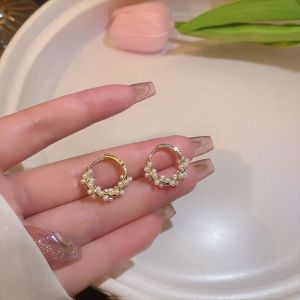 S925银针珍珠耳圈女小众设计养耳洞耳扣 新款耳环圆圈百搭耳钉 Elegant Artificial Pearl Wound Metal Twist Hoop Earrings New Fashion Jewelry Party Sweet Accessories for Woman Girls Gift