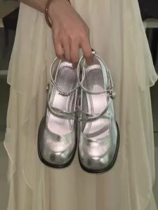 2024สีเงินแมรี่เจนผู้หญิงปั๊มข้อเท้าหัวเข็มขัดรองเท้าส้นสูงหญิงรอบนิ้วเท้าโลลิต้ารองเท้าฤดูร้อนแฟชั่นหนังพรรคชุดปั๊ม