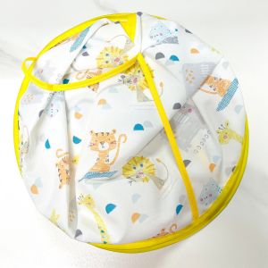 Áo choàng cắt tóc cho bé giúp không dính tóc lên người