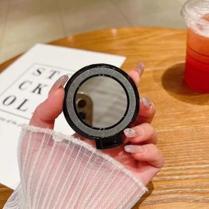 เหมาะสําหรับโทรศัพท์มือถือวงเล็บสากล แวววาว เจาะกาวหัวเข็มขัดสร้างสรรค์แก้ไขกระจกแต่งหน้าแหวนนิ้วหัวเข็มขัดยืนสก์ท็อปโลหะหรูหราแม่เหล็กแต่ง