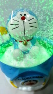 Snowball kotak musik Doraemon/ snow globe / bola salju  dan lampu warna warni / musik box romantis dari Vinvin Pink Store