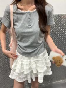 Ammin 2024 mùa hè mới lãng mạn Pháp cúc ren xuống ngắn tay cotton t-shirt nữ phong cách ngắn xếp li eo Cung thêu thiết kế áo blouse thanh lịch