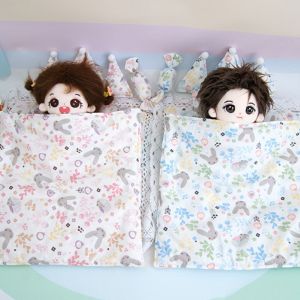 CAEXE ชุดห้าชิ้น เตียงจิ๋วบ้านตุ๊กตา แผ่นรองที่นอน ขนาดเล็กมากๆ เตียงตุ๊กตาผ้าพลัฌ เตียงนอนขนาดเท่าบ้านตุ๊กตา คาวาอิ ถุงนอนตุ๊กตา20ซม. บ้านตุ๊กตา