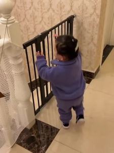 ที่กั้นบันได คอกกั้นเด็ก ที่กั้นเด็ก รั้วกั้นบันได รั้วกั้นเด็ก ที่กั้นประตู ประตูกั้นเด็ก ประตูกั้นบันได สำหรับเด็กและสัตว์เลี้ยง ไม่ต้องเจาะผนังรุ่น ล๊อคอัตโนม ใหม่แข็งแรง สีขาว/สีดำ 7/14/21/42/70cm เด็กผู้ชาย