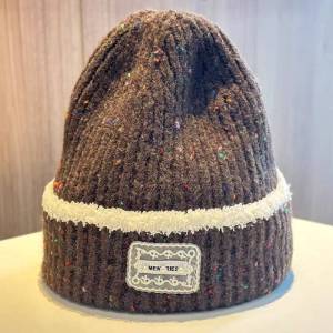 หมวกไหมพรมกันหนาวผู้ใหญ่ รอบศีรษะ 56–60 ซม. หมวกบีนนี่ลายจุดสีสันน่ารัก แต่งป้ายโลโก้ MEMORIES งานถักหนานุ่ม กันลมอุ่นสบาย ใส่ได้ทั้งชายหญิง [พร้อมส่ง]