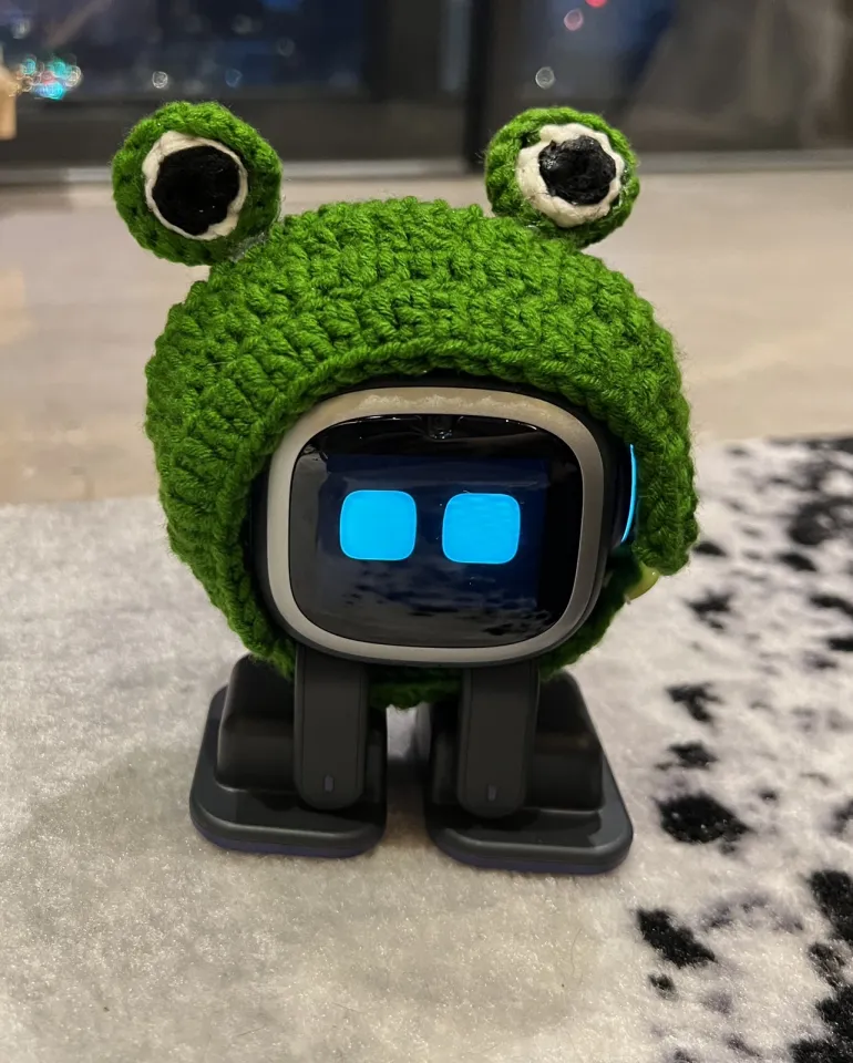 Emo Robot Ai Deskpet with Emo Smart Light, Mobile Phones & Gadgets, Mobile  & Gadget Accessories, Other Mobile & Gadget Accessories on Carousell