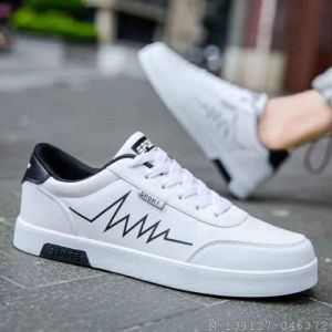 Sepatu putih pria kekinian Bisa COD Bayar ditempat / Sepatu pria warna putih / Sneakers Korea warna Putih dan Hitam - Zan GROSIR SEPATU