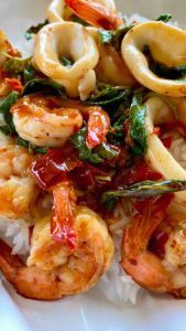 ซอสผัดกะเพราพริกแห้งโบราณ รสนิยม ซื้อ 5 แถม 1 จากร้านรสนิยมกะเพราถาด ขนาด 300ml มี อ.ย