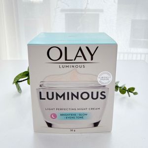 Kem Dưỡng Olay Xanh Luminous Ngày & Đêm Dưỡng Sáng Da Mờ Thâm Nám Chuyên Sâu 50g - - Dưỡng ẩm và ngừa lão hóa: Thành phần chứa Vitamin E và vitamin B5 giúp dưỡng ẩm sâu cho da hỗ trợ phục hồi và ngừa lão hóa da.
