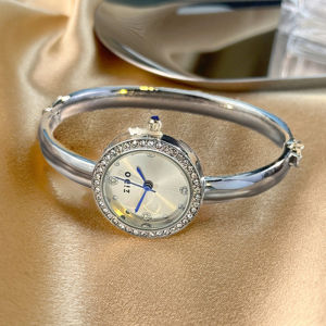 นาฬิกาผู้หญิงหรูใหม่กำไลข้อมือเพชรกลมแบบเปิดที่เรียบง่ายสวมใส่ง่ายสีเงินสีทองชุดนาฬิกาสำหรับผู้หญิง