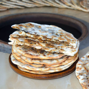 Huangshan specialty plum dried vegetables braised pork pancake thin crisp patties delicious snacks中国黄山特产梅干菜扣肉烧饼零食