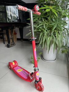 Xe trượt scooter 3 bánh bằng sắt từ 3-9 tuổi phát đèn có giảm xóc