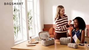 Bộ túi đựng mỹ phẩm du lịch BAGSMART gồm 3 túi nhỏ màu đen. Bộ mỹ phẩm có lớp đệm mềm mại khóa kéo trơn tru. Nhẹ có thể giặt máy và dễ dàng lau chùi. Đường may được gia cố đảm bảo độ bền.