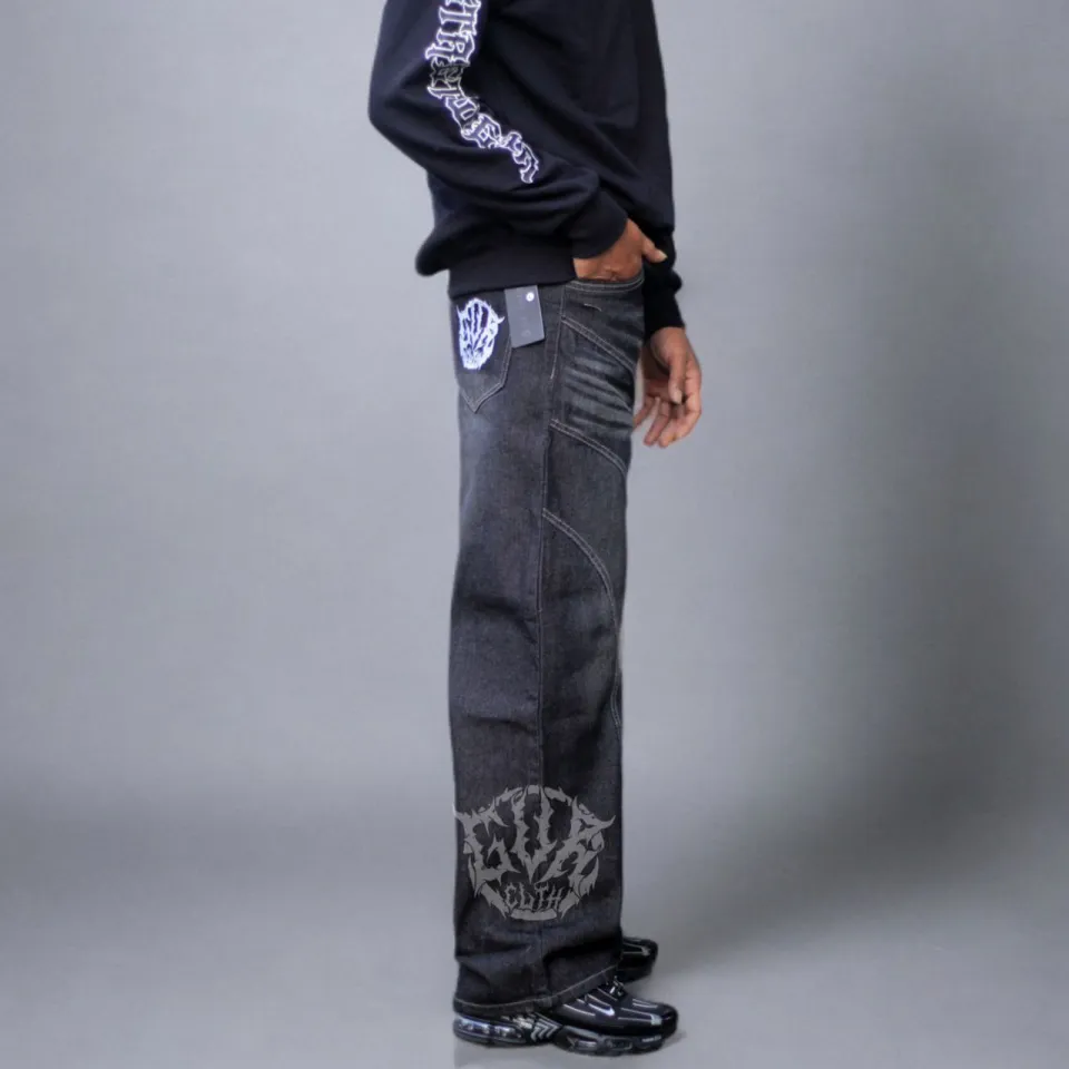 Keksa bir kishi yosh ayolni yalaydi va u soradi