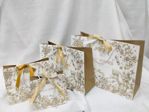 HUI ถุงกระดาษผูกโบว์ ถุงของขวัญ ถุงหูหิ้วเชือก เรียบหรู ดูเเพง สีขาวลายทอง ใส่ของของขวัญ มอบเป็น ของชำร่วย