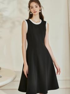 Đầm thiết kế đen phối trắng dáng xoè cổ tròn