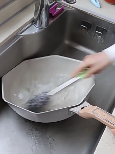 Random Color Long Handle Stainless Steel Wire Ball Brush Comfortable Grip Perfect for Efficient Pots and Stove Cleaning