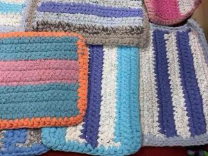 พรมอเนกประสงค์ พรมเช็ดเท้า แบบสี่เหลี่ยมผืนผ้า ขนาดกว้าง30*ยาว40 ซม ใช้ผ้าถักทอด้วยมือ ทอสวย ผ้าแน่น ซับน้ำได้ดี (เลือกสีผ้ามาถักผสมแบบสีเข้ากัน สวยงาม น่าใช้) สามารถใช้เป็นเบาะนั่ง ที่รองของต่างๆ เช็ดเท้า