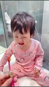 Bọt tập đánh răng Midkid cho trẻ từ 1 tuổi vị Dâu hữu cơ nuốt an toàn không Fluoride không chất mài mòn răng lọ 60ml