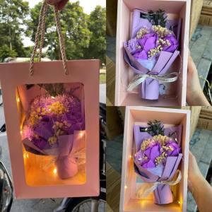 Set Quà Tặng Bó Hoa Sáp Kèm Túi Kính Thiệp Đèn