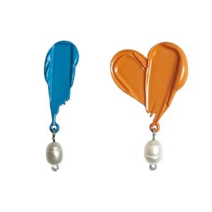 Hoa tai kết cấu đầy màu sắc phù hợp với những người yêu thời trang trẻ trung và những người đam mê nghệ thuật và xu hướng