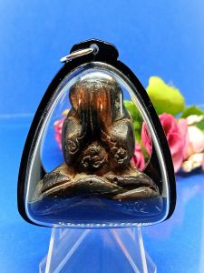 全功效泰国佛牌大名鼎鼎必打佛殿堂级名師大马僧王督拉惹銮菩孔非常精美掩面佛(又称拍必打佛)(请参阅以下关于大马僧王简介)已包好古典棕色防水壳Thai Amulet Super Famous Master Phra MakerMaster Monk Wat Bangsae(Kelantan)Tok Raja Lp Kron Phra Pidta(Closed Eye Buddha)Amulet.